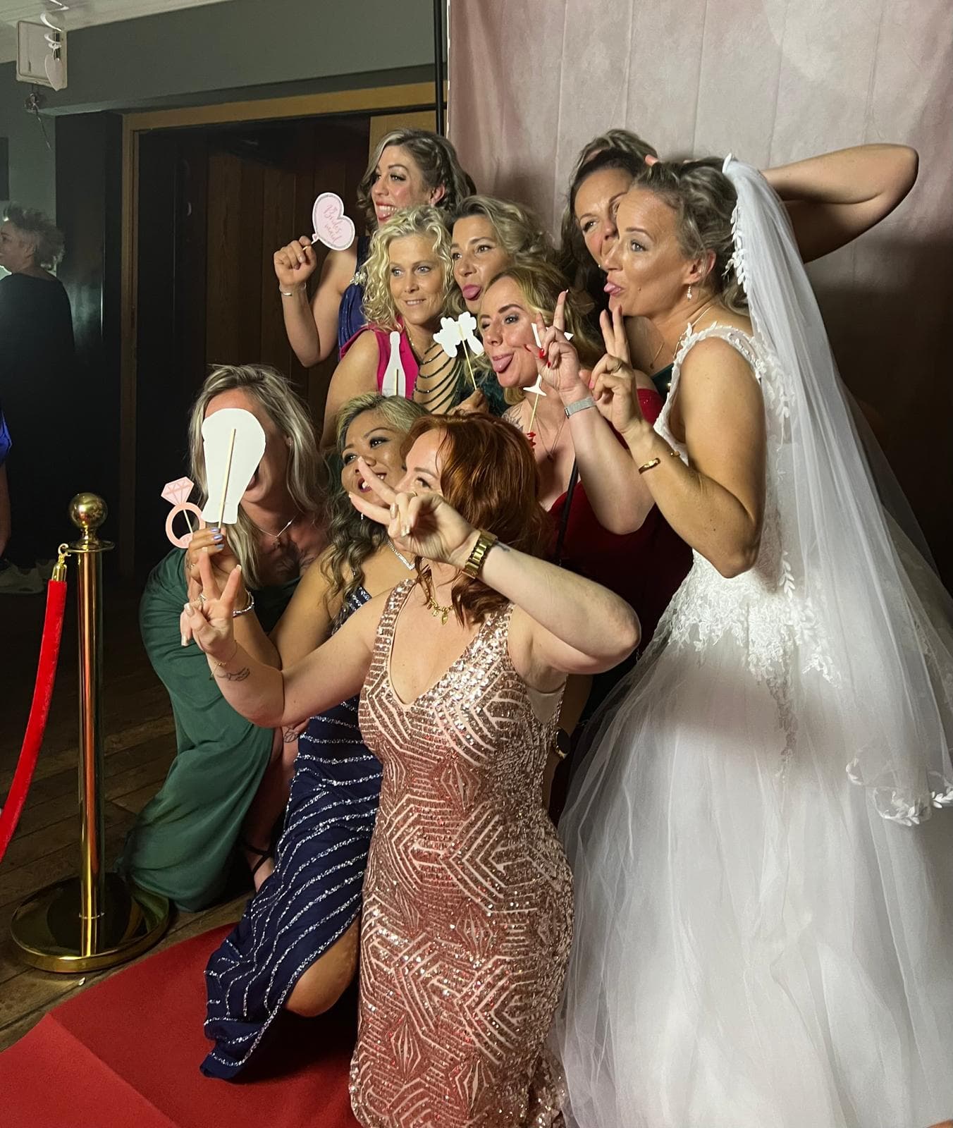 Groepsfoto met props bij de photobooth